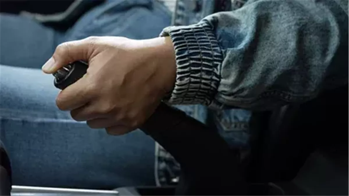 لماذا يجب تجنب شد فرامل اليد عند ترك سيارتك لفترة طويلة؟