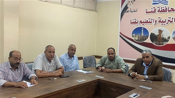 مدير إدارة فرشوط يقود اجتماعًا موسعًا لتفعيل الأنشطة والوسائل التعليمية في قنا