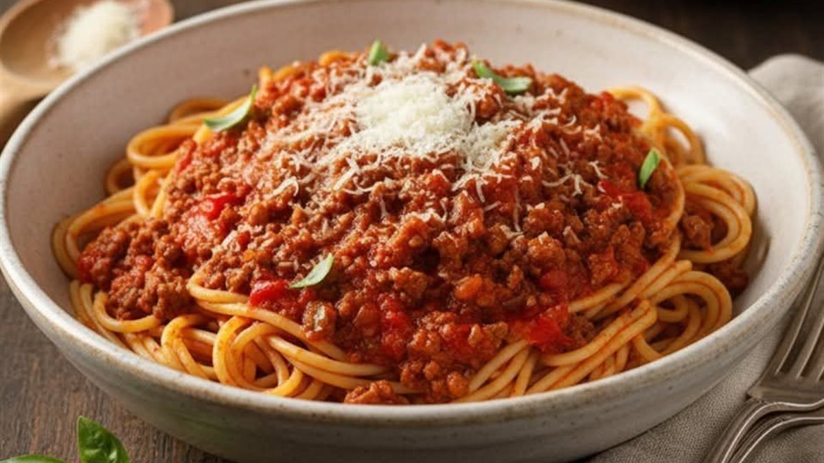 طريقة تحضير المكرونة بالصلصة الحمراء واللحم المفروم بخطوات بسيطة