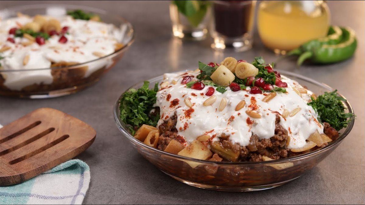 طريقة عمل فتة الباذنجان باللحم المفروم.. أكلة لذيذة بخطوات سهلة