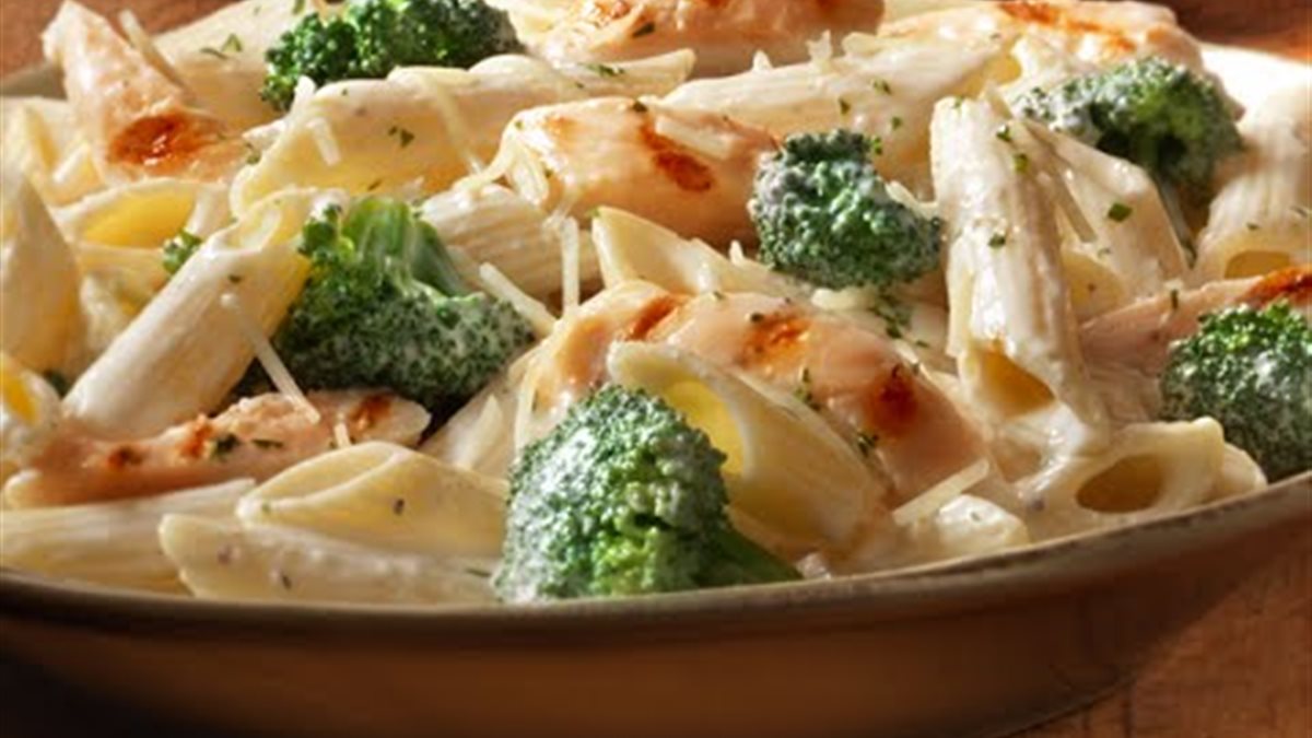 باستا بالدجاج والبروكلي في صوص كريمي غني.. وصفة سهلة ولذيذة للعائلة