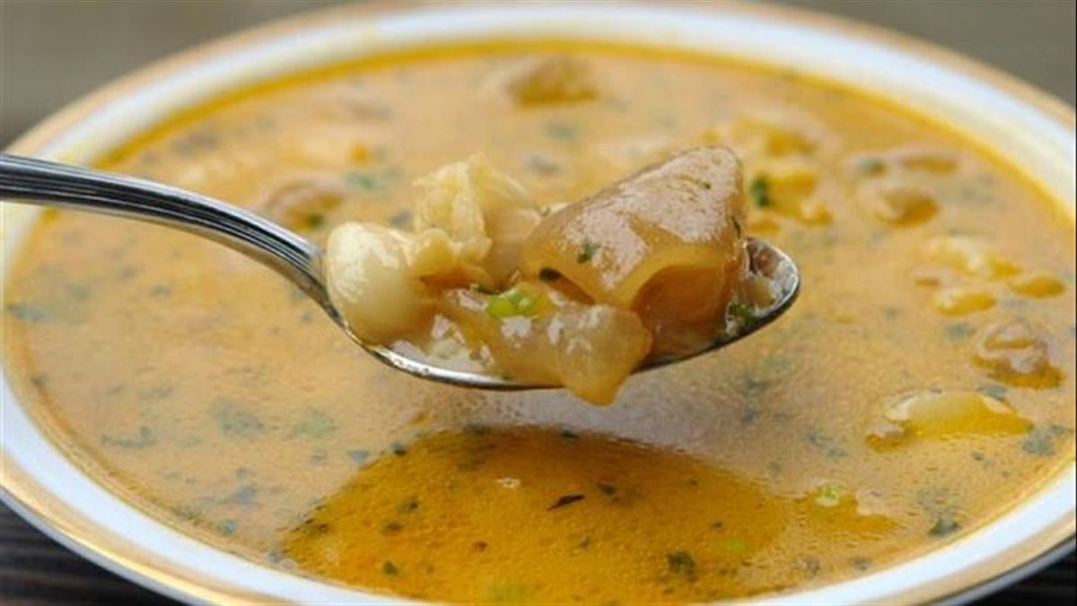 أحلى من المطاعم.. طريقة عمل شوربة الكوارع في البيت