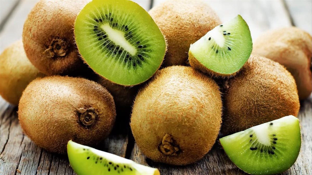 أبرزها الكيوي والبابايا.. تعرف على فواكه غنية بفيتامين سي