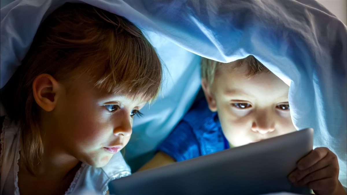 الاستخدام الطويل للشاشات تبطئ تطور دماغ الأطفال.. دراسة توضح