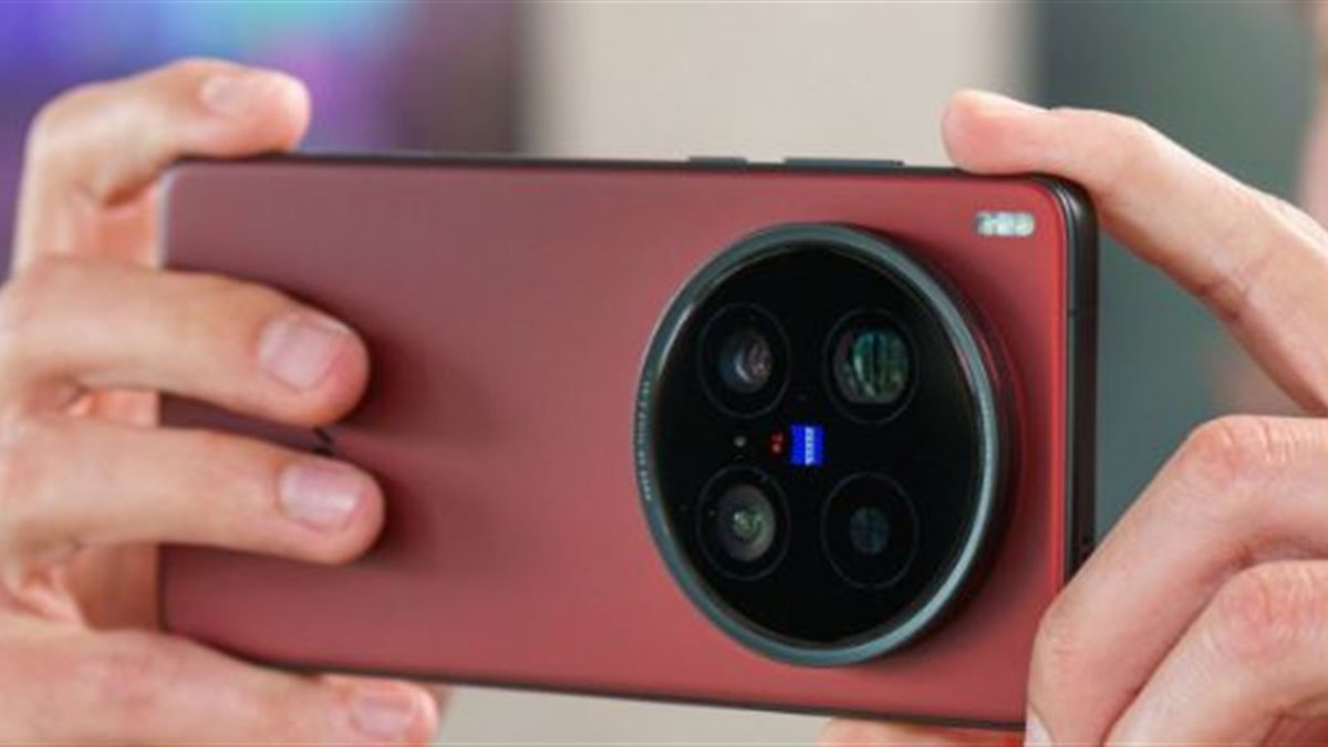 تسريب جديد يكشف تفاصيل مذهلة عن هاتف فيفو Vivo X300 Ultra المنتظر