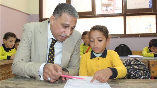 جولة مفاجئة لمدير تعليم الجيزة في مدارس الهرم وكرداسة.. وهذه أبرز توجيهاته