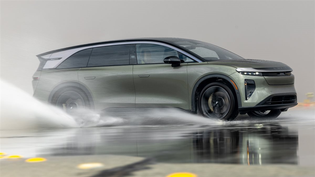 SUV كهربائية فاخرة تجمع بين الأداء العالي والفخامة الذكية بالصور