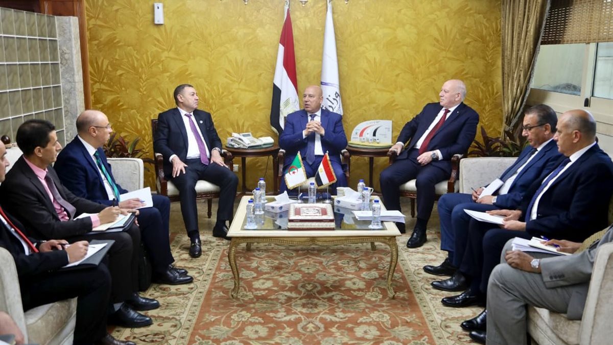 كامل الوزير يبحث مع وزيري الصناعة والداخلية والنقل الجزائريين التعاون المشترك