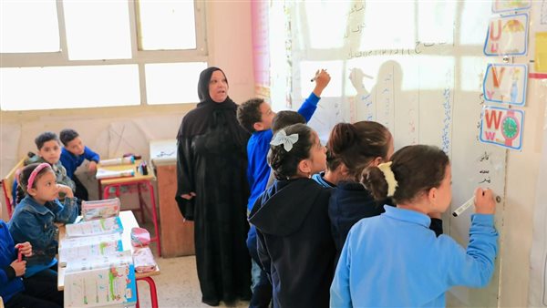 اكتبوا على السبورة.. وزير التعليم يختبر مهارات طلاب أولى ابتدائي بالقراءة والكتابة