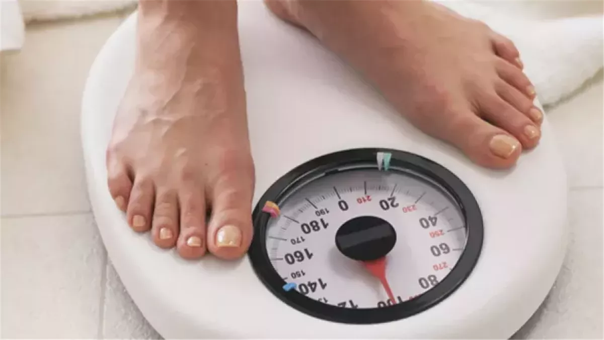 لماذا يتغير وزنك يومياً رغم أنك لم تكسب أو تفقد دهوناً حقيقية؟