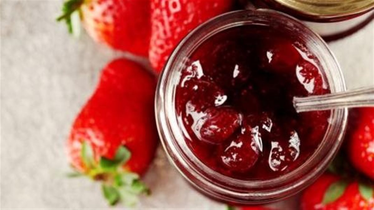 موسم الفراولة بدأ.. طريقة سهلة لتحضير مربى الفراولة في البيت