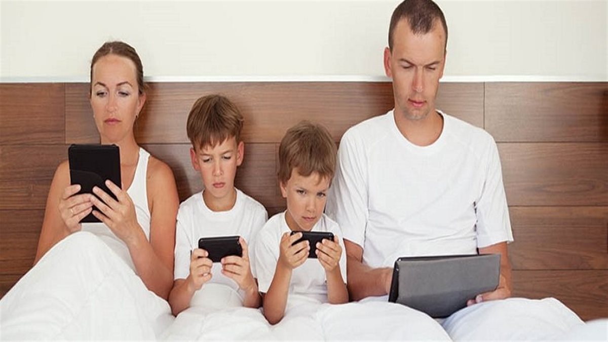 هل أصبحت السوشيال ميديا تهدد استقرار الأسرة؟.. استشاري يحذّر من المقارنات الزائفة