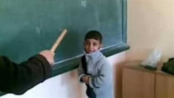 معلمة صفعت نجلي على وجهه ومنعته من دخول الحمام