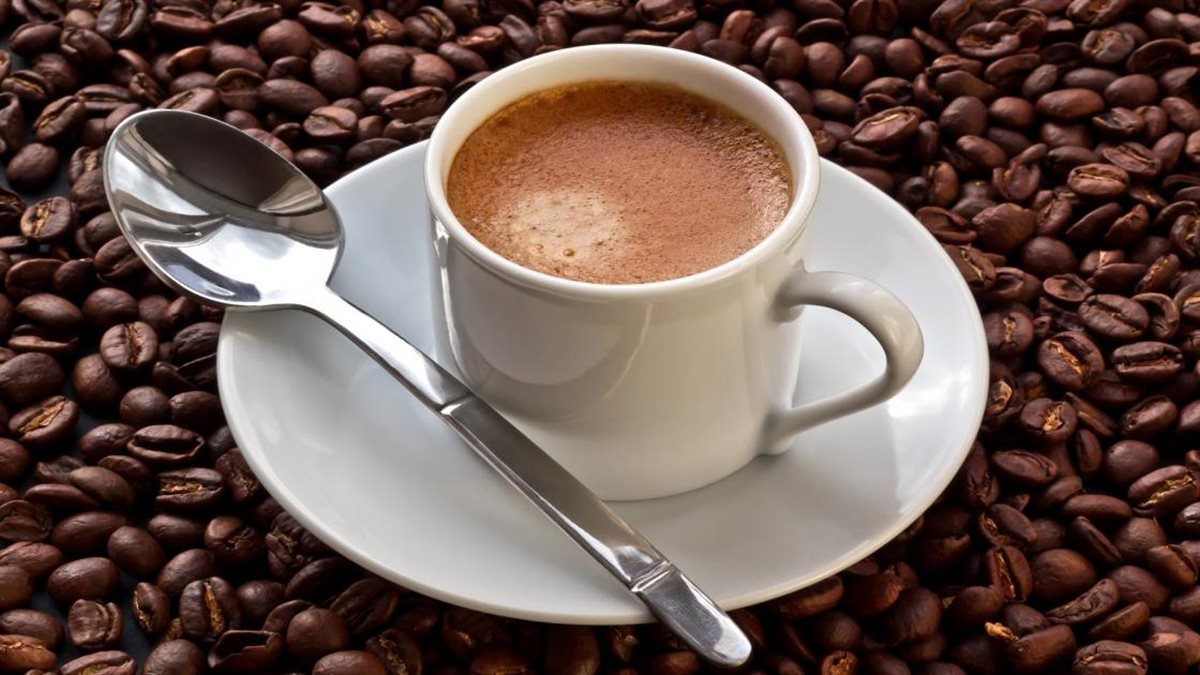 القهوة.. مشروب السعادة بين الفائدة والضرر! إليك الحقيقة الكاملة عن فنجانك الصباحي