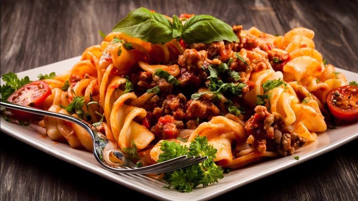 سريعة وسهلة .. طريقة عمل المكرونة بالبصل واللحمة في البيت