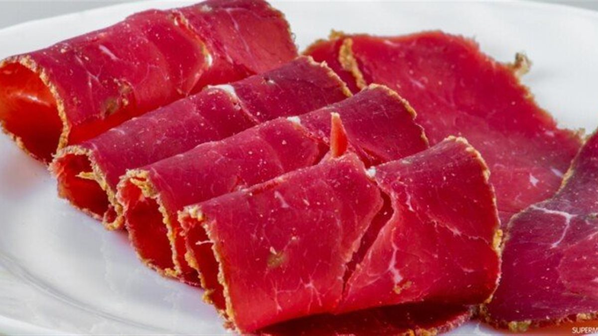 طريقة عمل البسطرمة في المنزل بمذاق احترافي ونظافة مضمونة