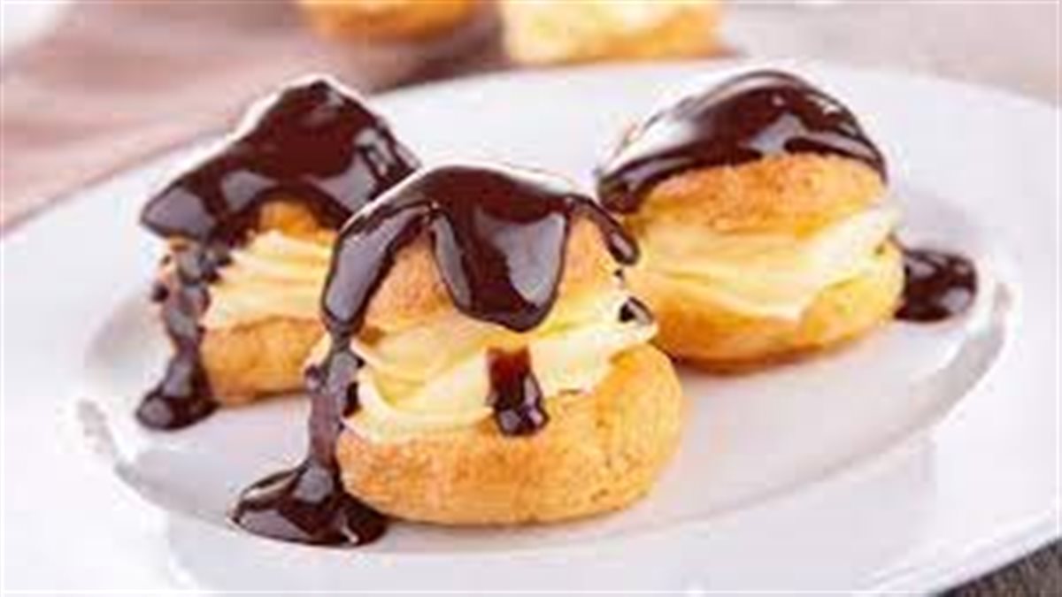 حلوى إيطالية بطعم لا يقاوم.. طريقة تحضير البروفيترول في المنزل