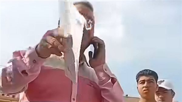 فيديو| مدير مدرسة لطلاب غير مسددي المصروفات: «مش عايز أشوف وشكم تاني»

  الجمعة 14/11/2025 02:45 م
 تداول رواد مواقع التواصل الاجتماعي فيديو لمدير إحدى المدارس الفنية الزراعية بطنطا، وحوله عدد من الطلاب لم يسددوا المصروفات الدراسية، يحاول طردهم خارج المدرسة. وقال مدير المدرسة في الفيديو للطلاب:«مشوفش وش أهاليكم تاني في المدرسة»، وأكمل بسب الطلاب بألفاظ غير لائقة. ووجه مسؤول شئون الطلاب، بتنفيذ تعليماته