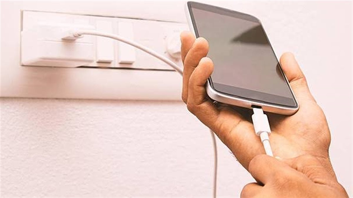 حقيقة أم خرافة.. هل شحن الهاتف إلى 80% يُفيد البطارية؟