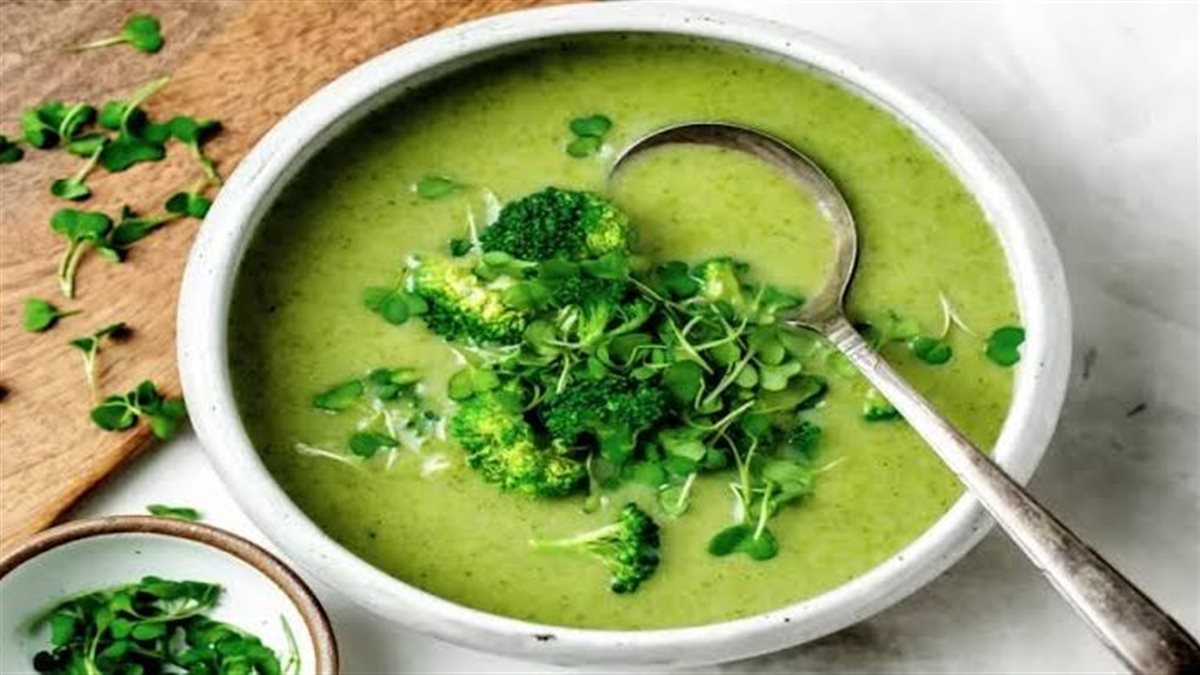 طريقة تحضير شوربة البروكلي الكريمية.. وجبة دافئة غنية بالفيتامينات