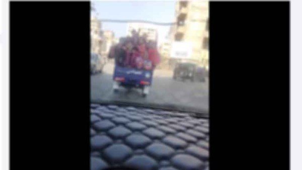 بعد تداول فيديو لطلبة مدرسة بالصندوق.. القبض على قائد التروسيكل