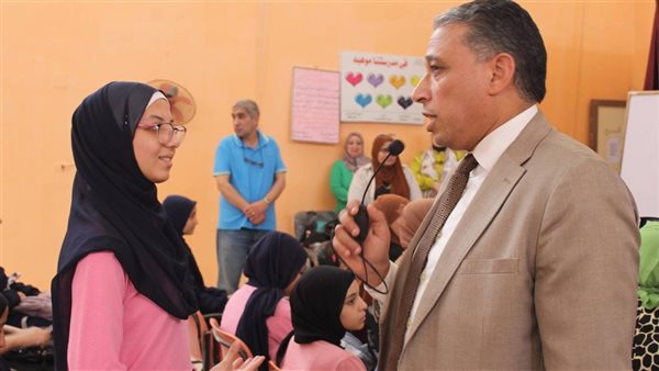 مدير «تعليم الجيزة» يشارك الطلاب حضور الطابور الصباحي وتحية العلم