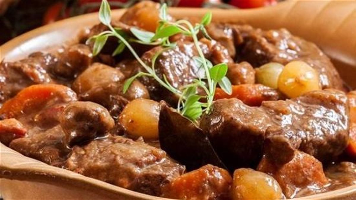 يفتح النفس ولا طعم يقاوم.. طريقة عمل طاجن اللحمة بالبصل