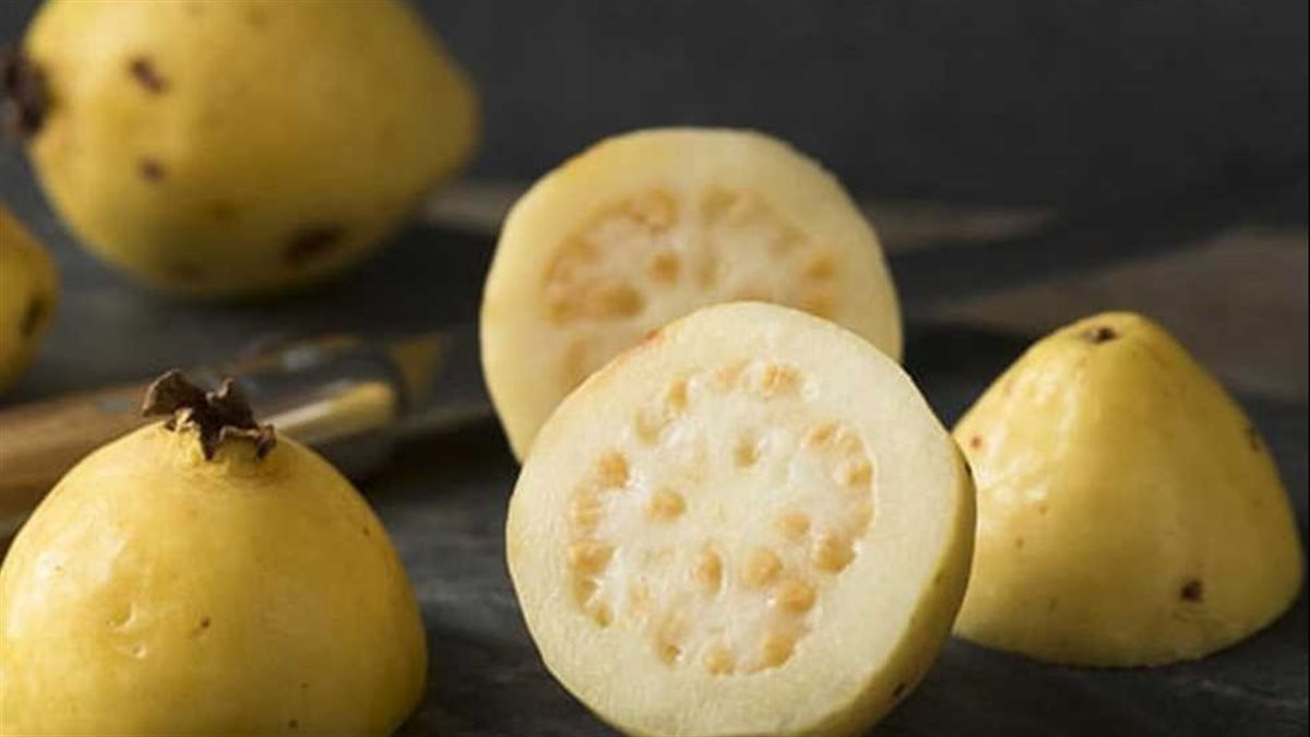 أقوى من البرتقال…7 فوائد تجعلك تتناول الجوافة يوميًا