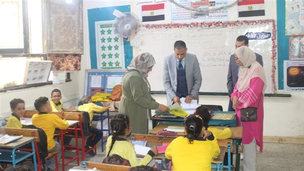 وكيل التعليم بالجيزة يوجه بالالتزام بالجدول الزمني المحدد لإجراء الاختبارات الشهرية