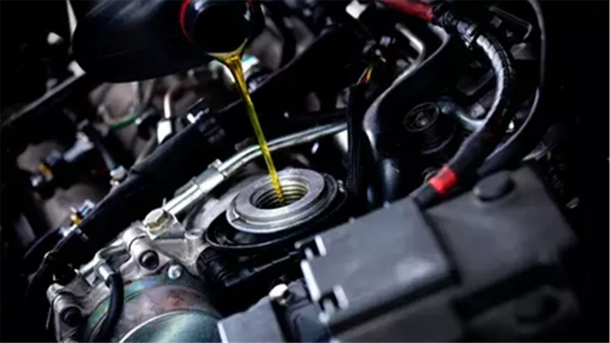 هل أضفت كمية كبيرة؟ طريقة التخلص من زيت السيارة الزائد