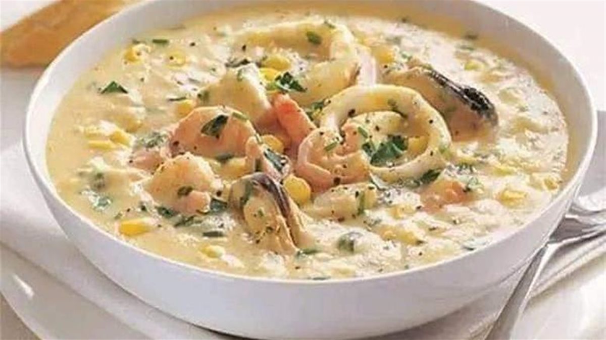 مختلفة عن الجاهزة.. طريقة عمل شوربة السي فود بالبطاطس في المنزل