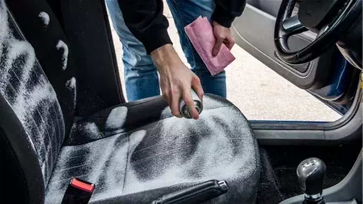 هل يمكن استخدام منظف السجاد على مقاعد السيارة بأمان؟