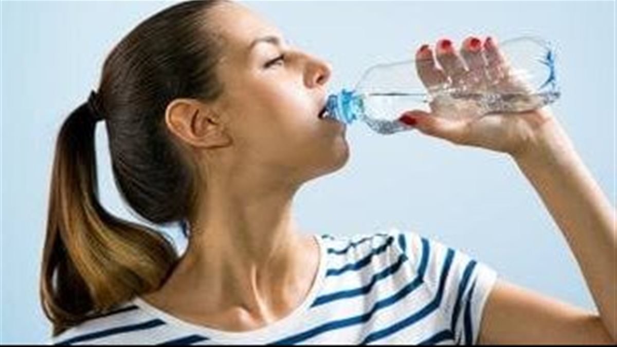 برودة الشتاء تخدعنا.. خبيرة تغذية تكشف سر نسيان شرب الماء وأهمية السوائل الدافئة