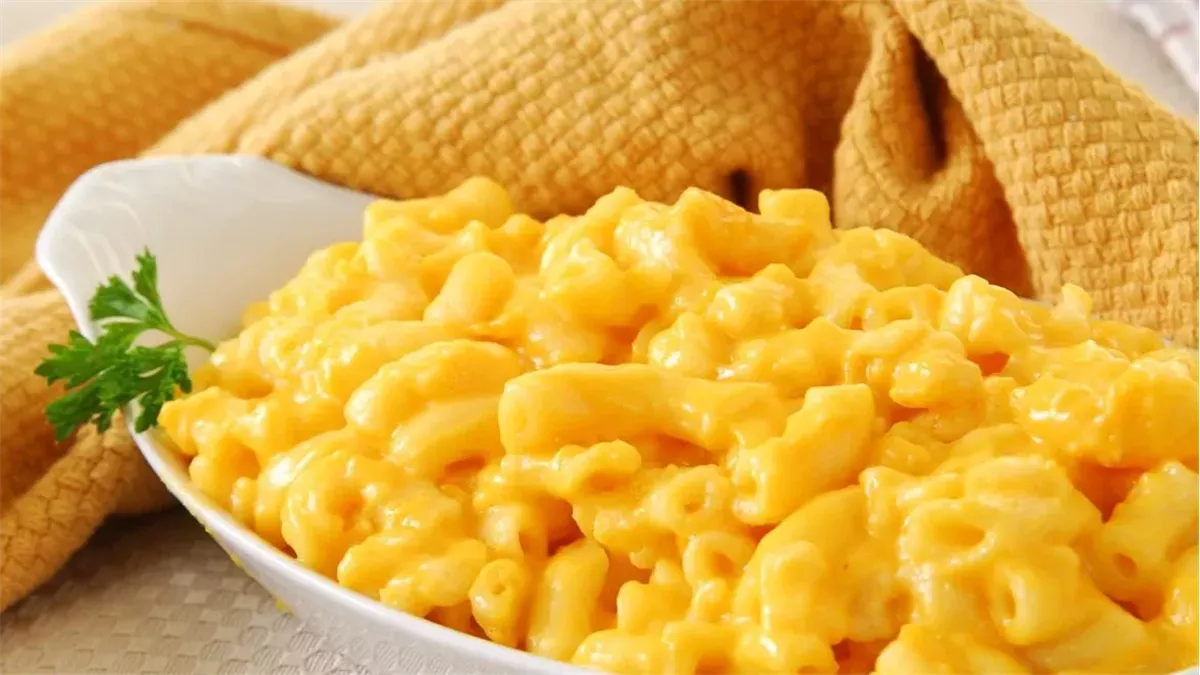 تناسب جميع الأوقات .. طريقة عمل المكرونة بالجبنة في المنزل
