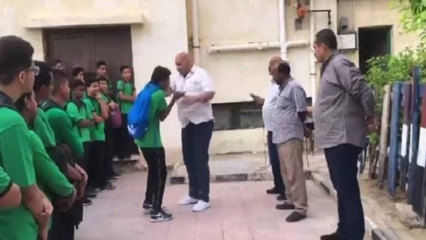 «من سنتين».. مفاجأة بشأن فيديو صفع وركل ناظر مدرسة الإسكندرية المتداول
