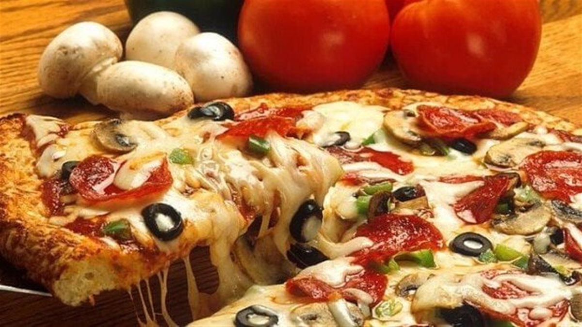 خطوة بخطوة.. طريقة تحضير بيتزا هشة زي المطاعم الإيطالية