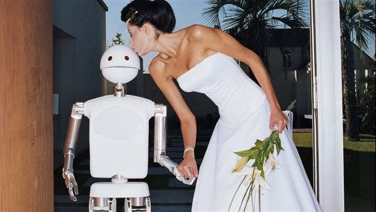 الحب المستحيل.. يابانية تتزوج من روبوت