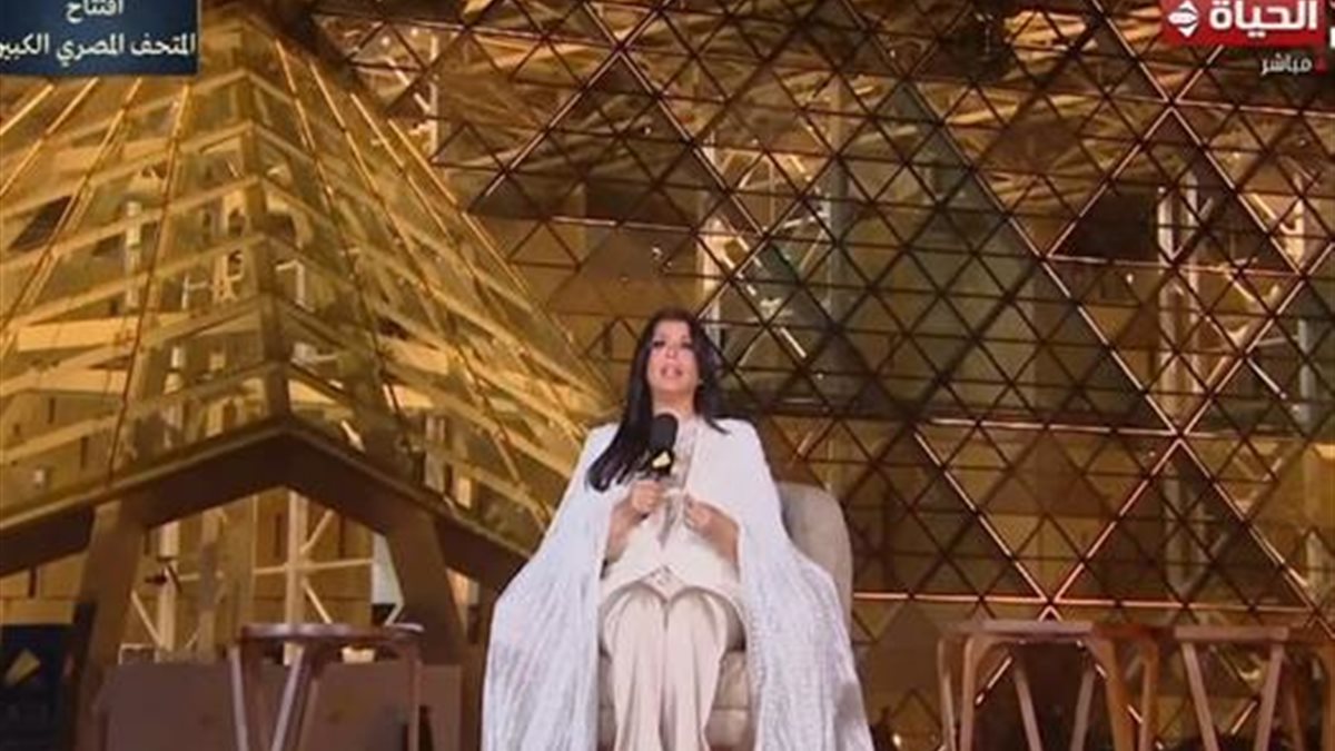 منى الشاذلي تتألق بالذهب واللوتس في حفل افتتاح المتحف الكبير