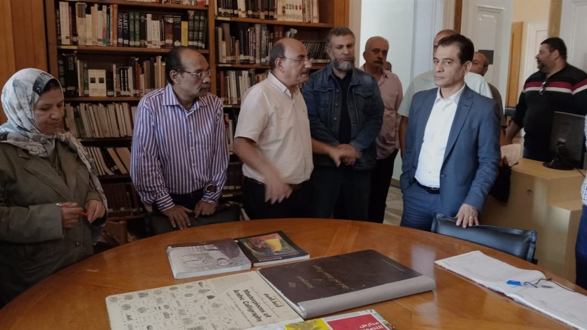 هشام عطوة يتفقد مكتبة القاهرة الكبرى لوضع خطة طموحة لتطويرها