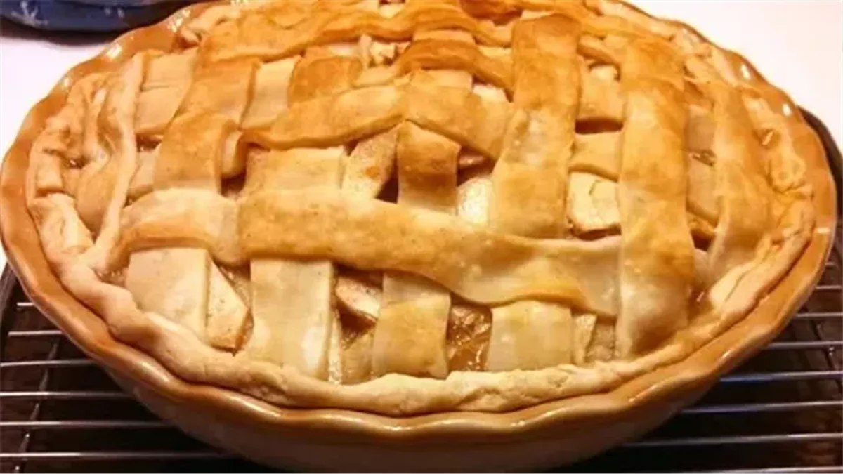 طعم لا يقاوم.. طريقة تحضير فطيرة التفاح في خطوات بسيطة