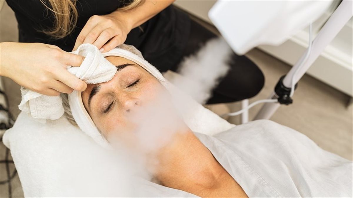 لبشرة مشرقة وخالية من العيوب.. تعرفي على فوائد حمام البخار المنزلي