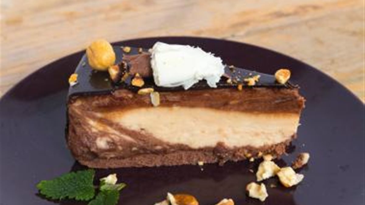 تشيز كيك الرافاييلو.. حلوى فاخرة بطعم جوز الهند والكريمة
