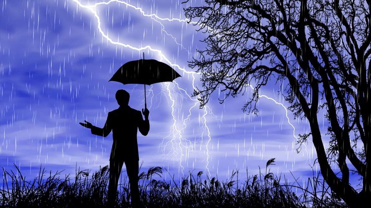 أمطار ورعد يضربان محافظات مصر.. أولى موجات الخريف تنطلق محملة بالبرودة والرياح