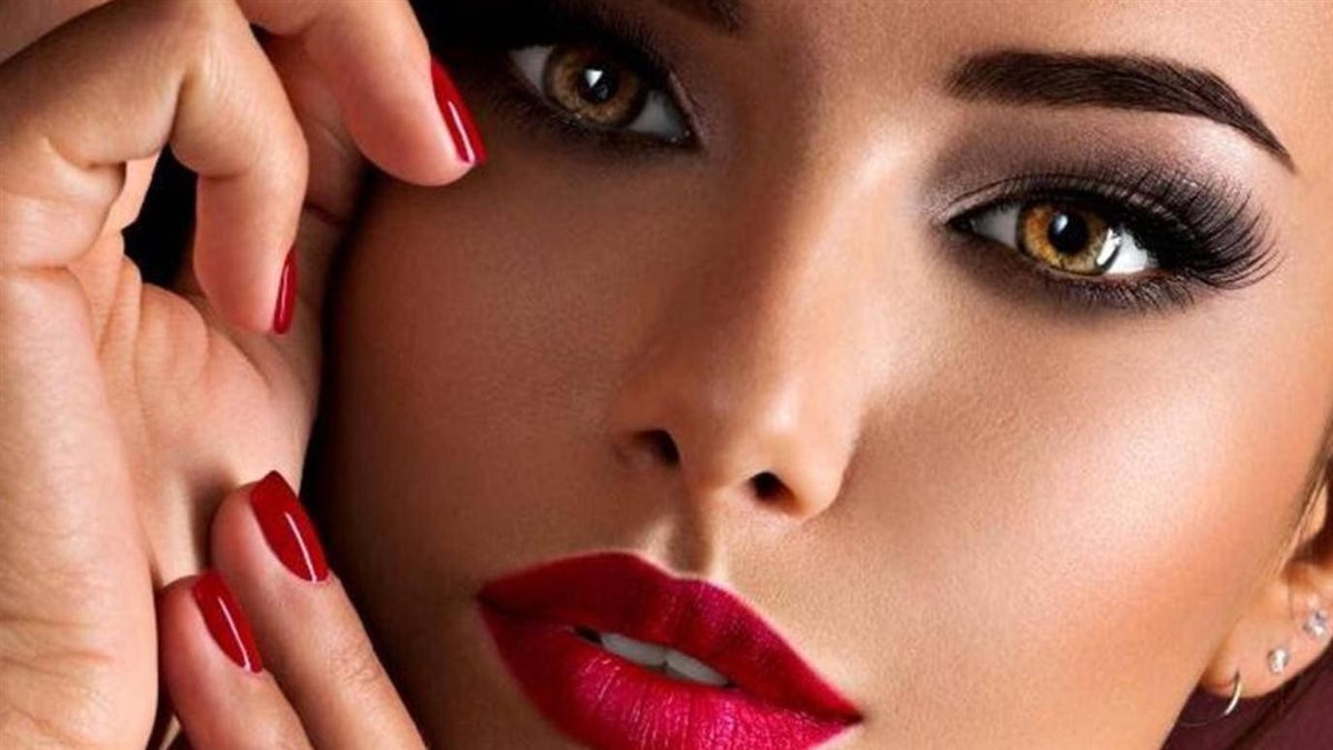 في 5 خطوات.. احصلي على إطلالة احترافية بالمكياج