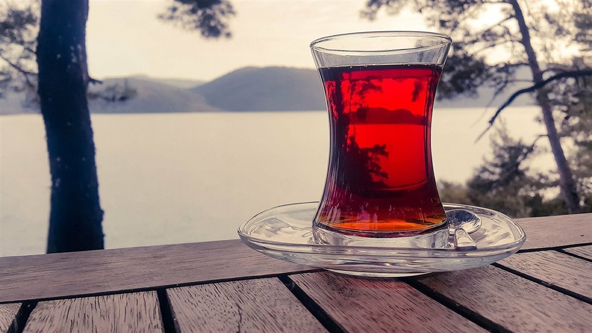 منع امتصاص الحديد.. تعرف على أضرار شرب الشاي بعد الأكل