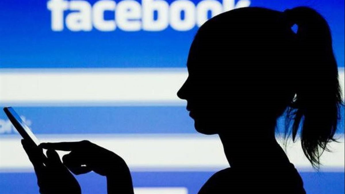 ليه لما تفكر في حاجة بتظهرلك على «فيسبوك».. صدفة أم يتجسس عليك؟