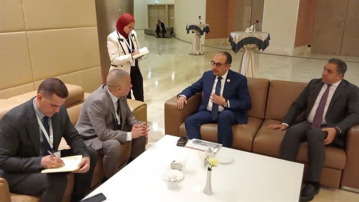 وزير قطاع الأعمال العام يلتقي المدير العام لمؤسسة تطوير صناعة السيارات في الجزائر