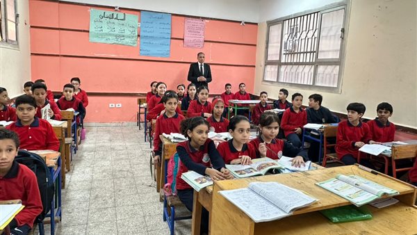 مدير تعليم الجيزة يتابع انتظام الدراسة بمدارس الدقي والعجوزة.. ويثني على ارتفاع نسب الحضور