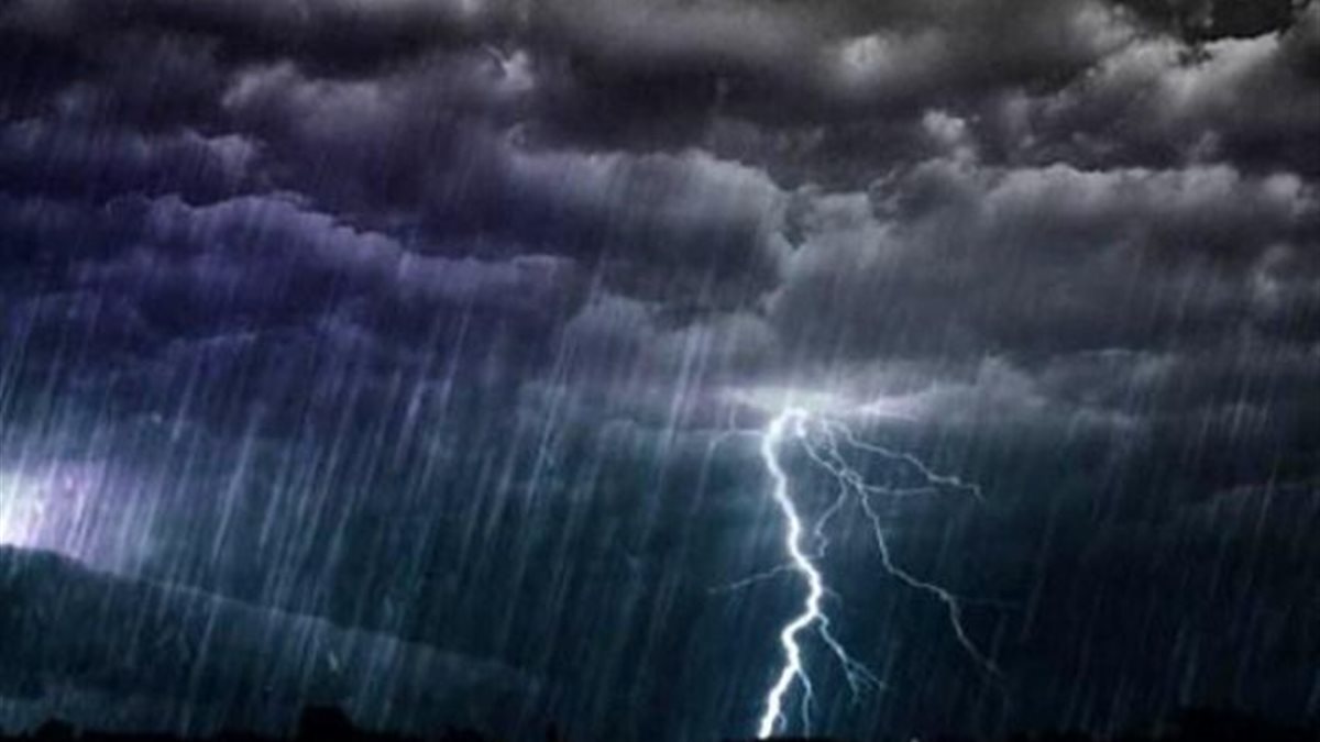 المنخفض الجوي يتجه شرقًا.. أمطار رعدية تضرب عدة محافظات خلال الساعات المقبلة