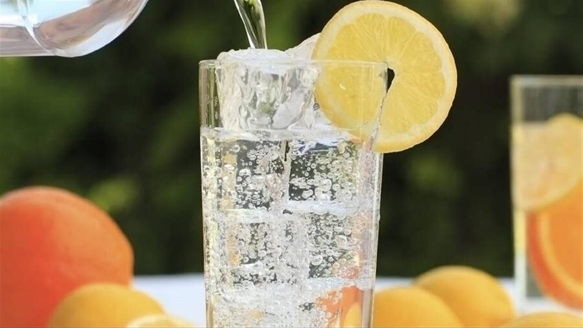 المياه الغازية.. بديل منعش للمشروبات السكرية أم خيار يحتاج إلى حذر؟